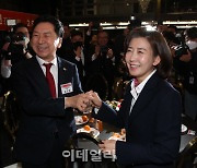 [포토] 손잡은 김기현과 나경원
