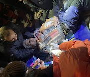 `지진 피해` 튀르키예 파견된 韓구호대, 첫날 5명 구조