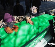 [포토] 튀르키예 지진 희생자 관 끌어안고 오열하는 유가족