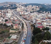지진 피해로 정체되는 도로