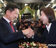 [뉴스1 PICK] '불화설은 없다' 다시 만난 김나연대…'화기애애' 속 맞잡은 손