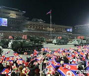 北 김일성광장 가득 메운 인공기… 열병식에 무기 공개