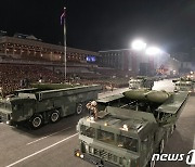 북한 심야 열병식에서 행진 하는 무기종대…북한판 이스칸데르 등장