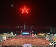 야간 열병식 인파로 가득찬 북한 김일성광장…하늘엔 오각별 연출