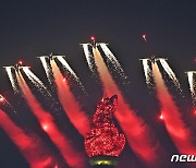 북한, 건군절 75주년 열병식 개최…"비행종대의 눈부신 축포탄"