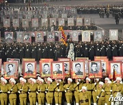 북한, 건군절 75주년 기념 열병식…'업적' 남긴 간부들 초상도 등장