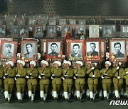 북한, 건군절 75주년 기념 '열병식'…'항일 선열' 초상도 등장