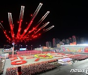 하늘엔 비행종대, 땅엔 '강군' 새긴 북한…'화려한 열병식 연출' 집중