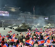 북한 열병식에 등장한 신형 추정 탱크…주민들 인공기 들며 환호