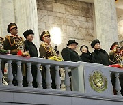북한, 건군절 75주년 '야간 열병식' 개최…웃고 있는 김주애와 김정은