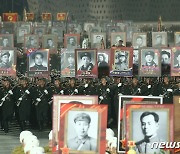 북한, 건군절 75주년 기념 열병식…'업적' 남긴 간부들 초상도 등장