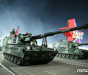 열병식 광장에 등장한 신형 자주포 추정 북한 탱크들