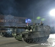 북한 김일성광장에서 진행된 심야 열병식…광장 진입하는 탱크