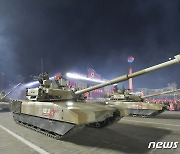 열병식에 동원된 신형 추정 북한 탱크들…김일성광장 진입