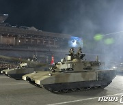 북한, 심야 열병식 개최…주석단 바라보며 경례하는 탱크부대