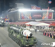 열병식에서 대거 공개된 북한 ICBM '화성-17형'