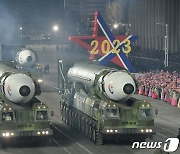 열병식에서 ICBM '생산력' 과시한 북한…십여기 공개