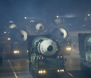 건군절 기념 야간 열병식에 대거 공개된 북한 ICBM '화성-17형'