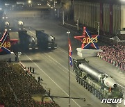열병식 광장에 계속해서 등장하는 북한의 신형 ICBM '화성-17형'