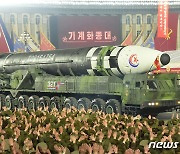 군중의 환호 속에 모습을 드러내는 북한 ICBM '화성-17형'