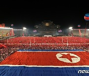 북한 건군절 75주년 기념 열병식에 등장한 대형 인공기
