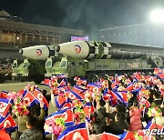 ICBM '화성-17형' 보며 환호하는 북한 주민들