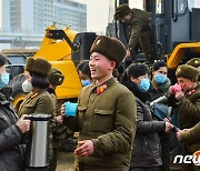 北 군인건설자들 독려하는 여맹원들…"뜨거운 혈육의 정"