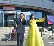 건군절 75주년 축하하는 북한 주민들 모습