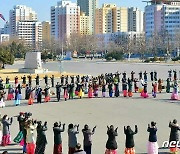 북한 "백전백승 영웅군대"…건군절 75주년 축하하는 주민들