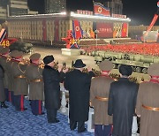 열병식 주석단에서 신형 ICBM 추정 미사일 지켜보는 북한 김정은