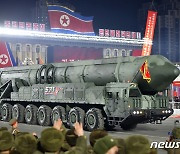 북한 열병식 광장에 등장한 신형 ICBM 추정 탄도미사일