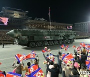 북한 열병식에 등장한 신형 무기…고체연료 활용 탄도미사일 추정