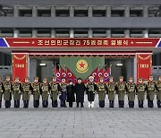 김정은, 이번 군 행사에도 딸 김주애 동행…지휘관들과 기념사진