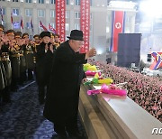 열병식에서 활짝 웃은 북한 김정은…주민들 환호에 화답