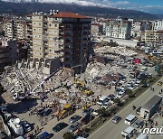건물 잔해로 뒤덮인 튀르키예 아파트 단지