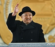 [화보] 북한, 5번째 야간 열병식…'신무기' 지켜본 '김정은 가족'