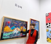 배우 겸 화가 윤송아 작품, '서울국제아트엑스포' 첫 날 '솔드아웃'