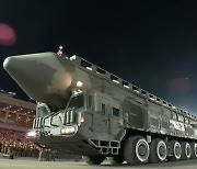 北, 신형 '고체연료 추정 ICBM' 공개...화성-17형도 대거 등장