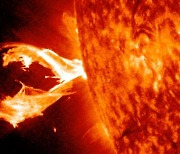 [과학을읽다]태양에 '큰 집게발'이?…폭발 더 심해진다