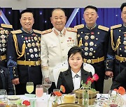 WP “중앙에 앉은 김정은 딸 주애, 후계자라는 분명한 신호”