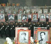 3만명 동원한 北열병식... ‘빨치산 초상’ 줄지어 등장했다