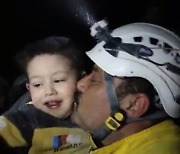 잔해 속 시리아 소년, 구조대원 보더니 함박 웃음 지었다