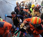 튀르키예 지진 사망 2만명 육박… 동일본 대지진 뛰어넘었다