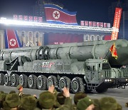 北열병식에 신형 '고체 연료 ICBM' 등장…"핵공격능력 과시"