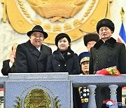 "최대 핵 공격 능력 과시"... 김정은, 열병식 연설 없이 웃었다