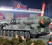 美 타격 '괴물 ICBM' 선봉에... 北 열병식, 핵 탑재 전략무기 집결