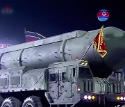 북 열병식서 ‘신형 ICBM’ 과시…“최대 핵공격능력 과시”