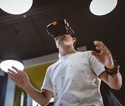 VR 더 실감나게 경험…극미세 마이크로 LED 원천기술 개발