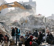 [속보] 튀르키예 강진 사망자 1만9000명…동일본 대지진 사망자보다 많아