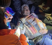[영상]튀르키예 파견 긴급구호대 활동 첫날 70대 노인, 2세 여아 등 구조
